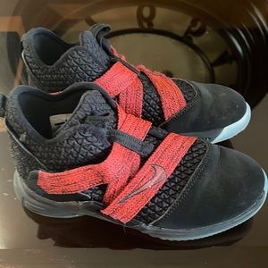 Nike Lebron XXL Size 1.5 Y